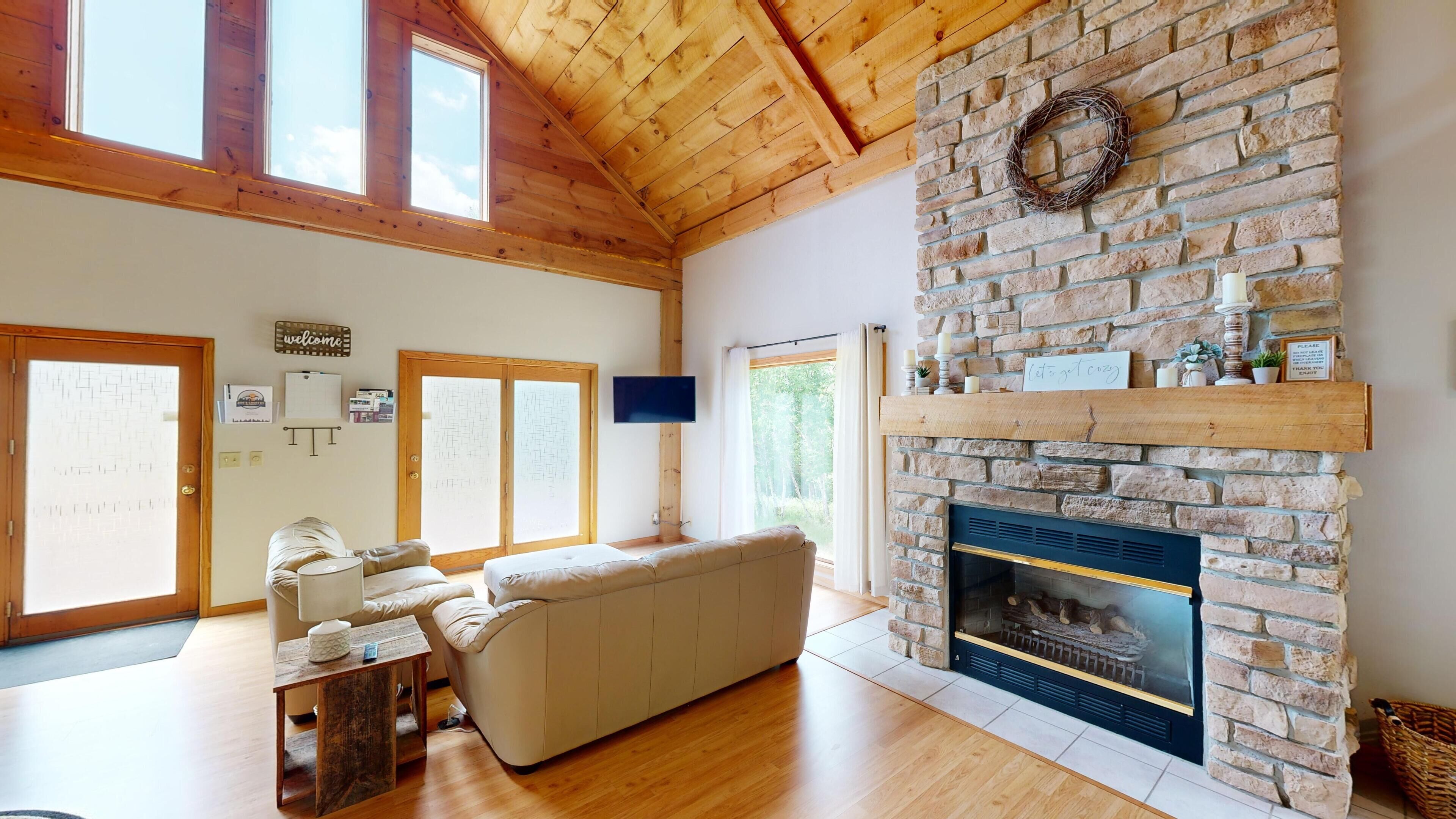 Smart TV, chimenea y estéreo 