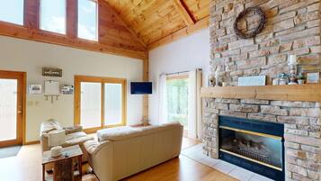 Smart-TV, Kamin, Stereoanlage