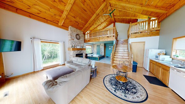 TV connectée, cheminée, chaîne hi-fi