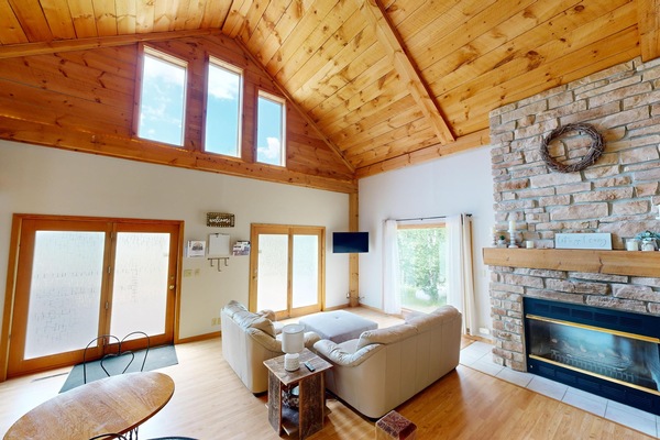 Smart TV, fireplace, stereo