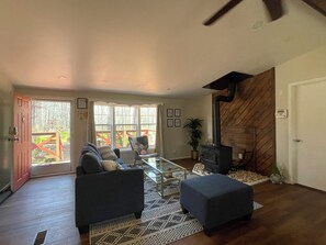 Smart TV, fireplace - Year Round Playground - Rare Rustic-Modern Getaway (Marion Station)
