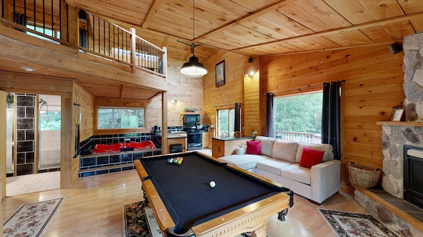 Älytelevisio, takka, DVD-soitin, pöytäjalkapallopöytä