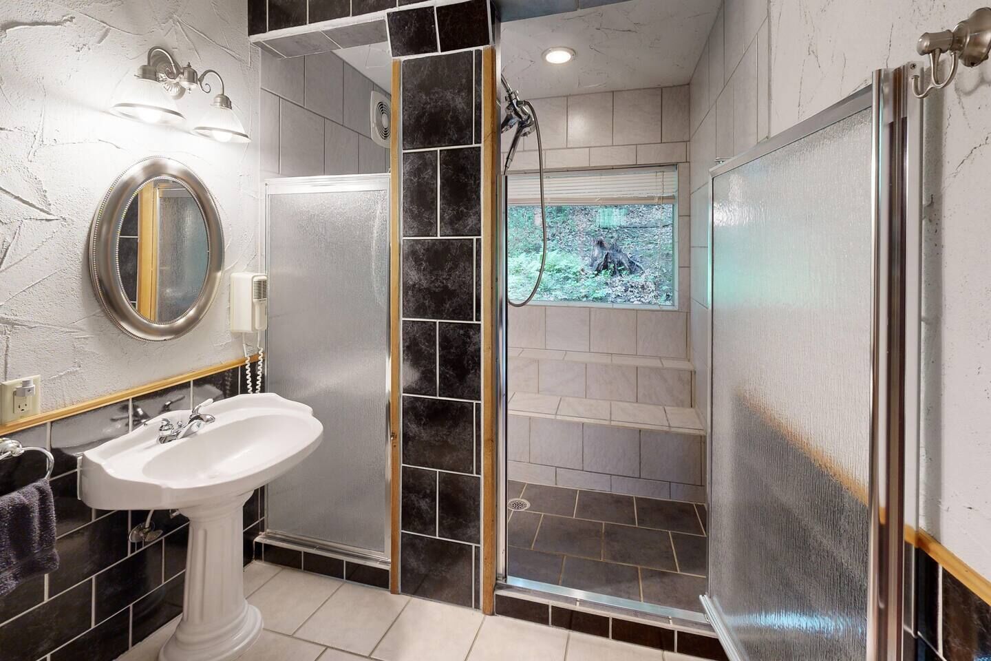 Shower, jetted bath, hair dryer, towels