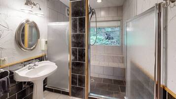 Shower, jetted bath, hair dryer, towels