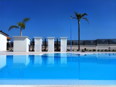 Una piscina al aire libre de temporada