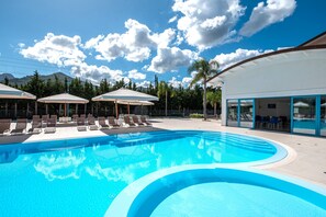 Piscine extérieure (ouverte en saison)