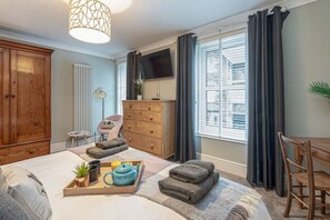 3 bedrooms, desk, iron/ironing board, travel crib