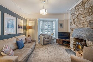 Televisor, llar de foc, videojocs i estèreo 