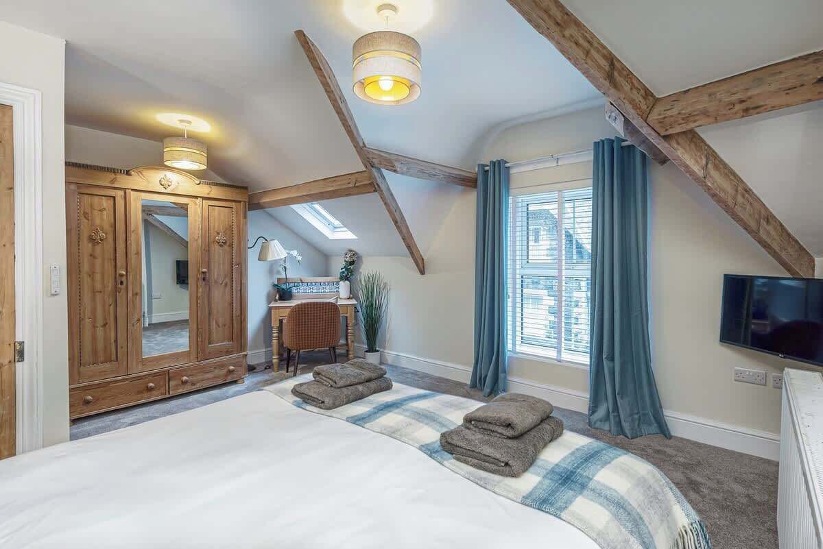 3 makuuhuonetta, työpöytä, silitysrauta/-lauta, vauvan matkasänky