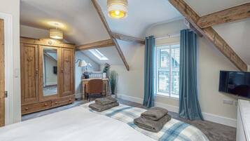 3 makuuhuonetta, työpöytä, silitysrauta/-lauta, vauvan matkasänky