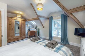 3 habitaciones, escritorio y tabla de planchar con plancha 