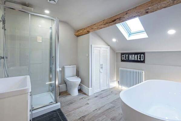 Shower, hair dryer - Stylish Central Townhouse + Parking & Bike Storage (Dolgellau)