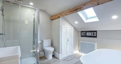 Stylish Central Townhouse + Parking & Bike Storage