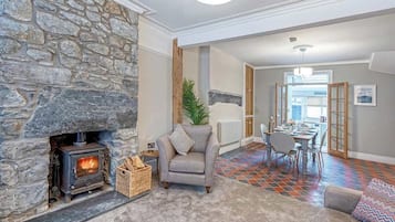 Televisio, takka, videopelejä, stereot