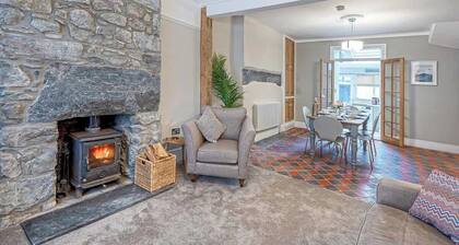 Stylish Central Townhouse + Parking & Bike Storage