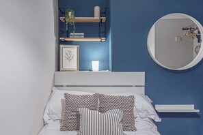 3 quartos, escrivaninha, ferros/tábuas de passar roupa, berço de viagem