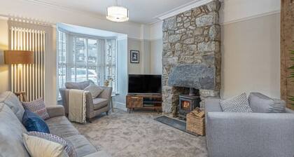 Glanrhyd Dolgellau · Stylish Central Townhouse + Parking & Bike Storage