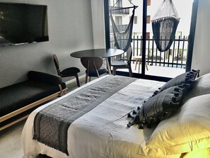 Tabla de planchar con plancha, wifi gratis y ropa de cama 