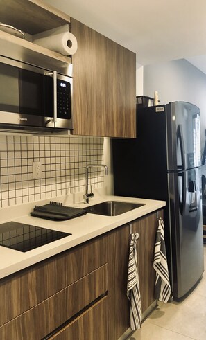 Refrigerador, microondas, horno y cafetera y tetera 