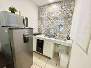 Réfrigérateur, micro-ondes, plaque de cuisson