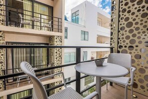Outdoor dining - Nautical studio retreat with rooftop views, kitchenette & fitness room & pool (Playa del Carmen)