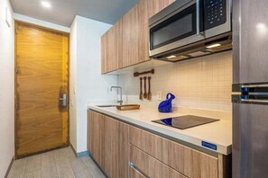 Fridge, microwave, stovetop, coffee/tea maker - Nautical studio retreat with rooftop views, kitchenette & fitness room & pool (Playa del Carmen)