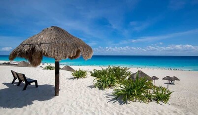 Downtown Cancún Garden Studio · WiFi & A/C