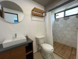 Douche, sèche-cheveux, serviettes fournies, shampoing