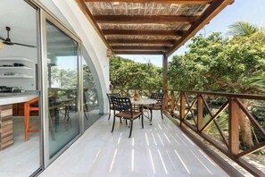 Outdoor dining - Villa with Sea View and Private Pool: Isla Mujeres (Isla Mujeres)