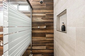 Dusche, Haartrockner, Shampoo