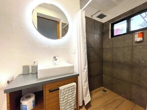 Dusche, Haartrockner, Shampoo