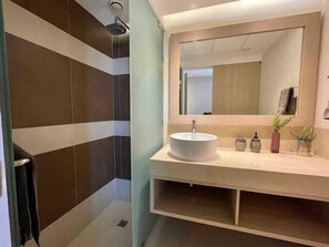 Chuveiro, secador de cabelo, shampoo 