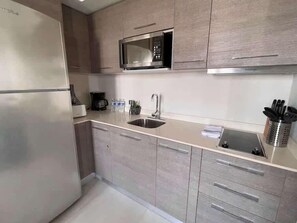 Refrigerador, microondas, parrilla de estufa y cafetera y tetera 