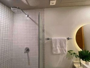 Douche, sĂšche-cheveux, shampoing