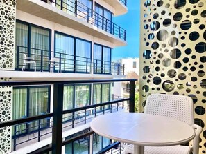 Outdoor dining - Studio with Pool Steps from the Beach and 5th Av (Playa del Carmen)