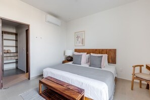 1 bedroom, iron/ironing board, travel crib, WiFi - Lagoon View Condo 505 with Pool & Gym (CancÃºn)