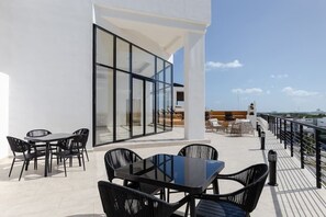 Outdoor dining - Lagoon View Condo 505 with Pool & Gym (CancÃºn)