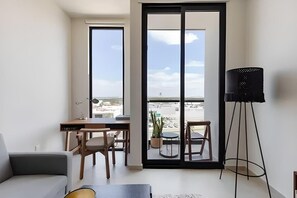 TV, offices - Lagoon-View 2BR - Cancun - Pool & Gym - Sleeps 7 (CancÃºn)