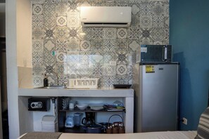Coffee/tea maker, fridge, microwave, blender