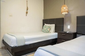 1 bedroom, iron/ironing board, WiFi, bed sheets - Cancun Central Studio: Rooftop Terrace & Kitchen (CancÃºn)