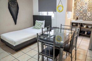 1 bedroom, iron/ironing board, WiFi, bed sheets - Cancun Central Studio: Rooftop Terrace & Kitchen (CancÃºn)