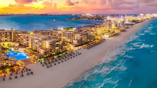 A coastal hotel with multiple buildings, a swimming pool, and a beach. - Cancun Central Studio: Rooftop Terrace & Kitchen (CancÃºn)