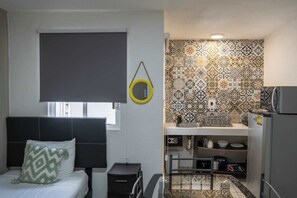 Fridge, microwave, oven, stovetop - Cancun Central Studio: Rooftop Terrace & Kitchen (CancÃºn)