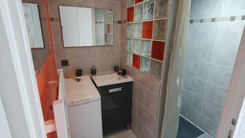 Douche, sĂšche-cheveux