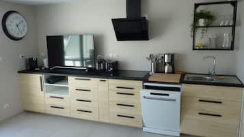 Cafetera y tetera, refrigerador, microondas y horno