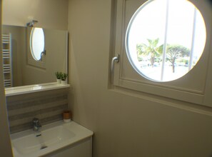 Shower, hair dryer, toilet paper - Sol-y-Days la Darse, Apartment Marina Terrace view marina (Le Grau-du-Roi)