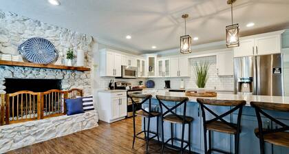 4 Bd w 3 King 4Ba 1.2acres htd salt pool private!