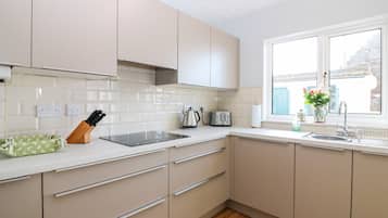 Cottage | Private kitchen | Fridge, dishwasher, electric kettle, toaster