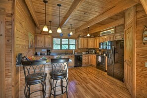 Refrigerador con congelador, microondas, horno y parrilla de estufa 