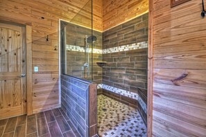 Ensemble baignoire-douche, séchoir à cheveux, serviettes fournies, savon